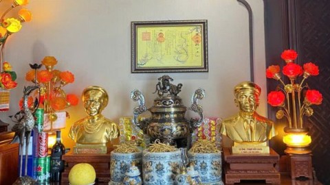 Hoàn thiện và bàn giao bộ tam sự khảm ngũ sắc và tượng truyền thần dát vàng cho khách tại Hải Phòng