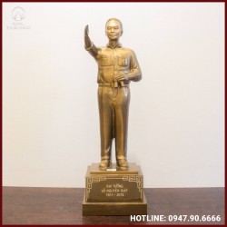 Tượng Đại tướng Võ Nguyên Giáp bằng đồng đỏ vẫy tay chào