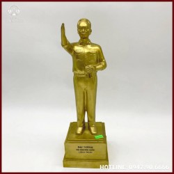 Tượng Đại tướng Võ Nguyên Giáp dáng đứng bằng đồng vàng mộc