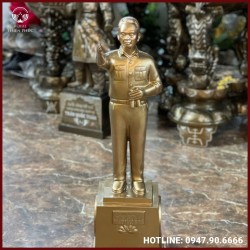 Tượng Đại tướng Võ Nguyên Giáp bằng đồng vẫy tay chào cao 70cm