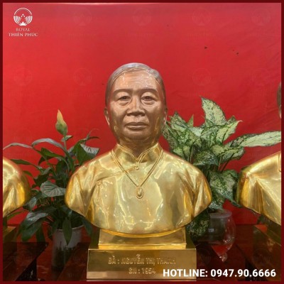 Tượng truyền thần cụ bà bằng đồng