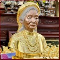 Tượng chân dung cụ bà bằng đồng mạ vàng