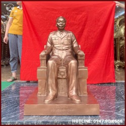 Tượng Đại Tướng Võ Nguyên Giáp bằng đồng đỏ dáng ngồi