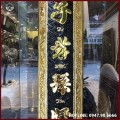 Cuốn thư câu đối Đức Lưu Quang đồng vàng nền đen