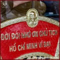 Cuốn thư câu đối đồng vàng nền đỏ cao cấp