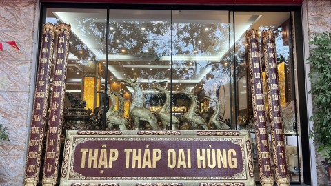 Hoàn thiện và bàn giao đại tự dài 2.5m đồng vàng giả cổ cho khách tại Lai Châu