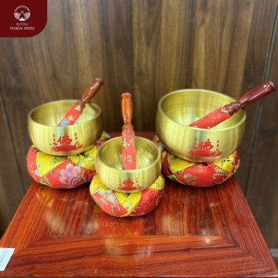 Chuông bát Gia Trì bằng đồng vàng họa tiết sen có đệm vải, dùi gõ