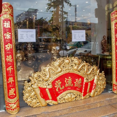 Cuốn thư câu đối đẹp Đức Lưu Quang bằng đồng sơn son thếp vàng