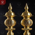 Đôi đèn thờ bằng đồng vàng catut màu mộc mái vòm 