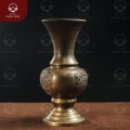 Lọ hoa để bàn thờ chạm Cúc Mai bằng đồng vàng hun cao 30cm