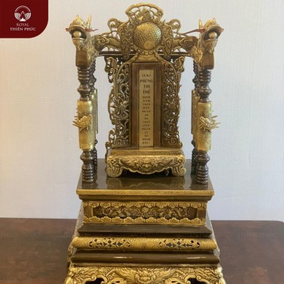 Ngai thờ gia tiên và bài vị bằng đồng vàng giả cổ 