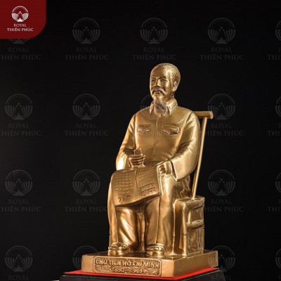 Tượng Bác Hồ ngồi ghế mây bằng đồng đỏ cỡ nhỏ