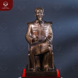 Tượng Bác Hồ ngồi ghế mây cao 42cm bằng đồng đỏ làm màu giả cổ
