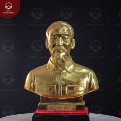 Tượng Bác Hồ nửa người bằng đồng đỏ dát vàng trưng bày hội trường