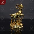 Tượng con dê gác chân lên đồng xu cao 15cm bằng đồng mạ vàng