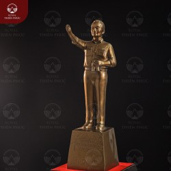 Tượng Đại tướng Võ Nguyên Giáp đứng chỉ huy bằng đồng đỏ để bàn