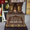 Tượng đồng Trần Hưng Đạo đứng trên sóng lớn khảm tam khí dát điểm vàng