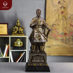 Tượng đồng Trần Quốc Tuấn đứng hiên ngang khảm tam khí 
