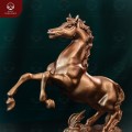 Tượng ngựa phong thủy phi nước đại bằng đồng đỏ làm màu cao 40cm
