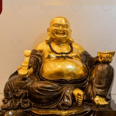 Tượng Phật Di Lặc bằng đồng đỏ dát vàng nâng quyền trượng và thỏi tiền
