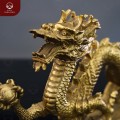 Tượng rồng phong thủy cầm ngọc bằng đồng vàng màu mộc