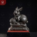 Tượng thỏ ngậm gậy Như Ý bằng đồng vàng hun đen 24x27cm 