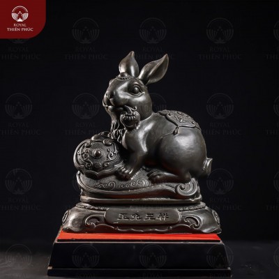 Tượng thỏ ngậm gậy Như Ý bằng đồng vàng hun đen 24x27cm 