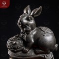 Tượng thỏ ngậm gậy Như Ý bằng đồng vàng hun đen 24x27cm 