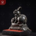 Tượng thỏ ngậm gậy Như Ý bằng đồng vàng hun đen 24x27cm 