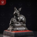 Tượng thỏ ngậm gậy Như Ý bằng đồng vàng hun đen 24x27cm 
