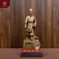Tượng vua Lê Lợi đứng bên Rùa thần bằng đồng khảm bạc 