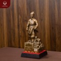 Tượng vua Lê Lợi đứng bên Rùa thần bằng đồng khảm bạc 