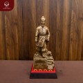 Tượng vua Lê Lợi đứng bên Rùa thần bằng đồng khảm bạc 