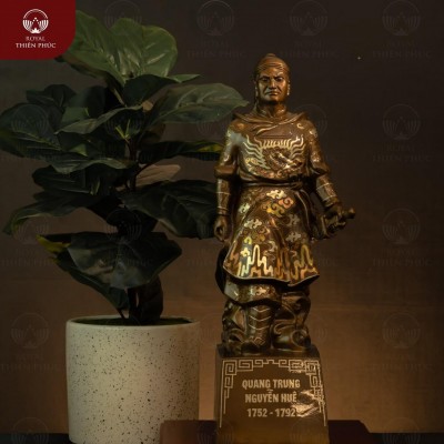 Tượng vua Quang Trung đứng hiên ngang bằng đồng khảm tam khí 