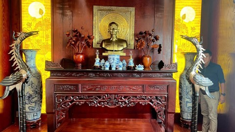 Hoàn thiện và bàn giao đôi hạc cao 1m75 đồng đỏ cạo màu tại phòng thờ Bác Hồ tại học viện Tài Chính