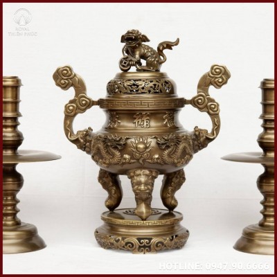 Tam sự nến chạm song long bằng đồng làm màu giả cổ
