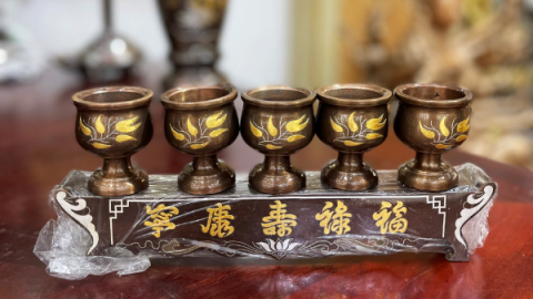 Bàn thờ gia tiên để mấy ly mới đúng?