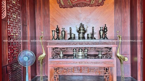 Bàn giao bộ đồ thờ bằng đồng đỏ khảm ngũ sắc cho khách hàng tại Bình Dương