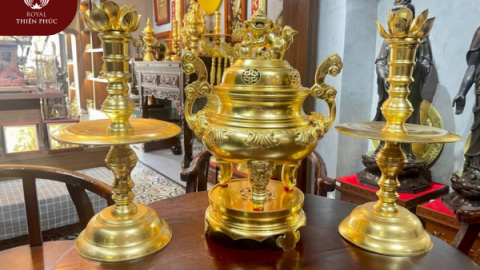 Khách hàng tại quận 1 TP Hồ Chí Minh thỉnh bộ tam sự dát vàng 9999