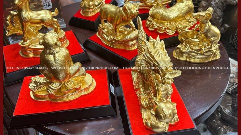 Khách hàng tới showroom mua tượng 12 con giáp bằng đồng