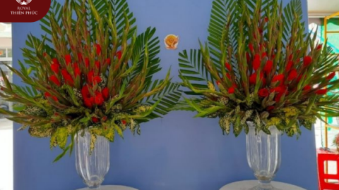 Hướng dẫn cách cắm hoa huệ đỏ để bàn thờ đơn giản, dễ thực hiện