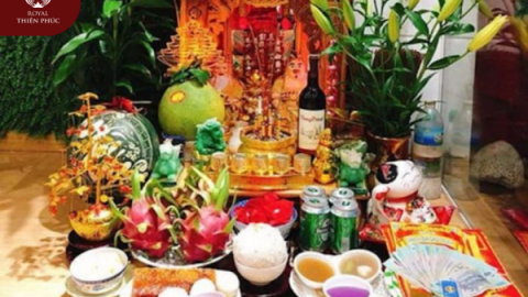 Lấy tiền trên bàn thờ có sao không?