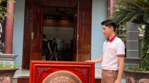 Lắp đặt mặt trống đồng đỏ vân chìm đường kính 70cm khung gỗ hương và tượng ngọc linh miêu mạ vàng nano