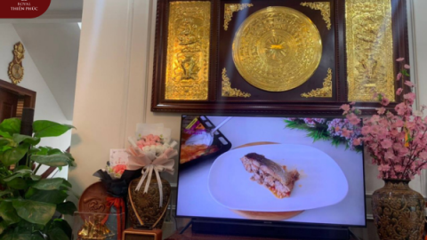 Bàn giao tranh mặt trống và mô hình thuyền mạ vàng cho khách tại Hà Nội