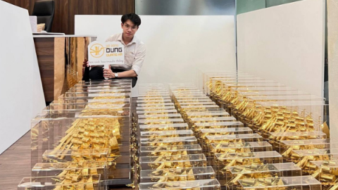 Bàn giao 80 mô hình thuyền mạ vàng