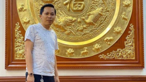  Bàn giao tranh tứ linh cho giám đốc ngân hàng Agribank Lào Cai