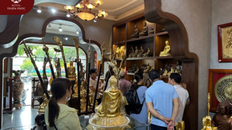 Đoàn khách tới cửa hàng tại Sài Gòn thỉnh tượng Mẹ Quan  Âm