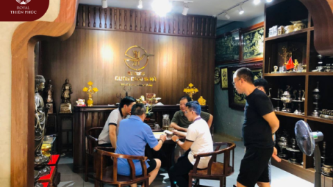 Khách hàng tới cửa hàng đồ đồng Thiên Phúc thỉnh bộ tượng Tam Thánh Phật dát vàng 9999