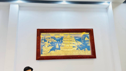 Bàn giao và lắp đặt tranh thuận buồm xuôi gió dát vàng cho khách tại Bình Tân - Hồ Chí Minh