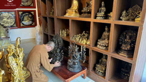 Thầy chùa ở Củ Chi đến cửa hàng đồ đồng Thiên Phúc thỉnh tượng Chuẩn Đề